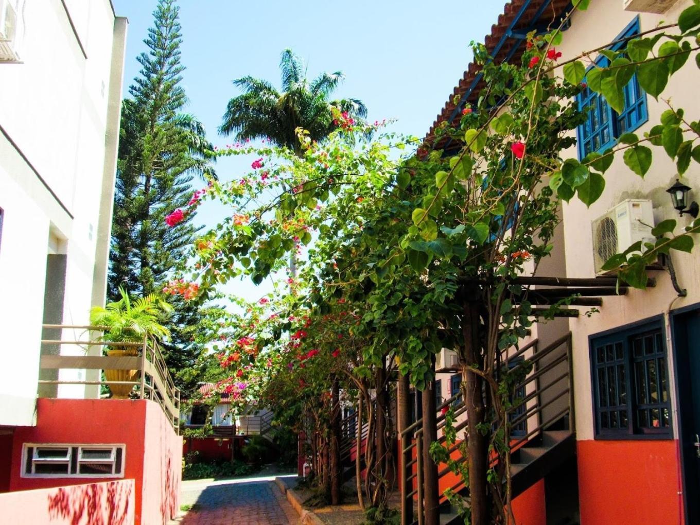 Cr Hotel Bueno - Antigo Hotel Serras De Goyaz Гоянія Екстер'єр фото A street in the historic center of Florianópolis